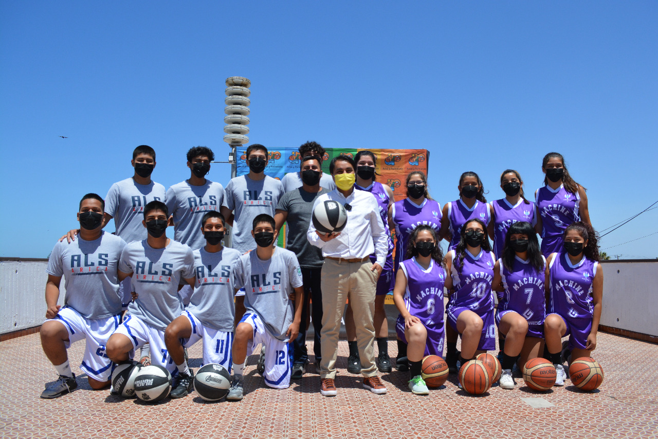 Gobernador junto a equipos de basquet.JPG